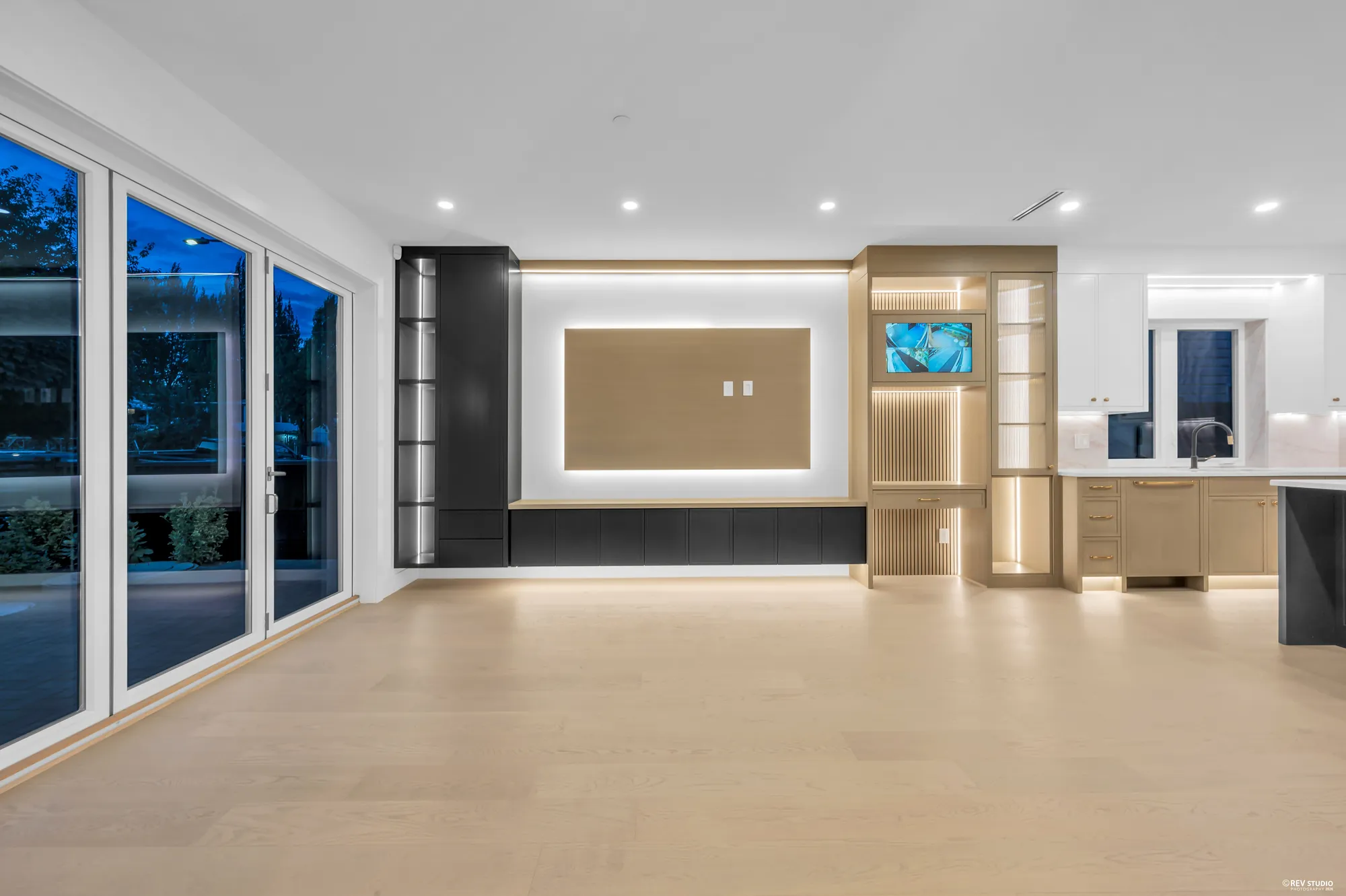 Living area with a full-height built-in wall, a linear fireplace and a recessed screen